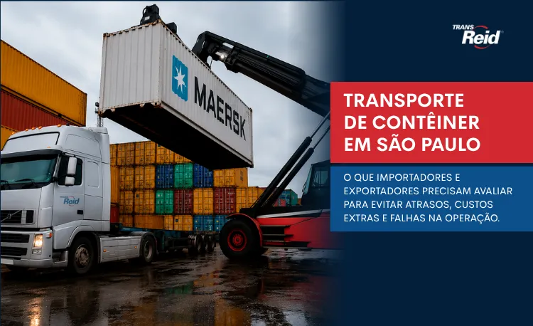 Caminhão com chassi porta-contêiner recebendo container